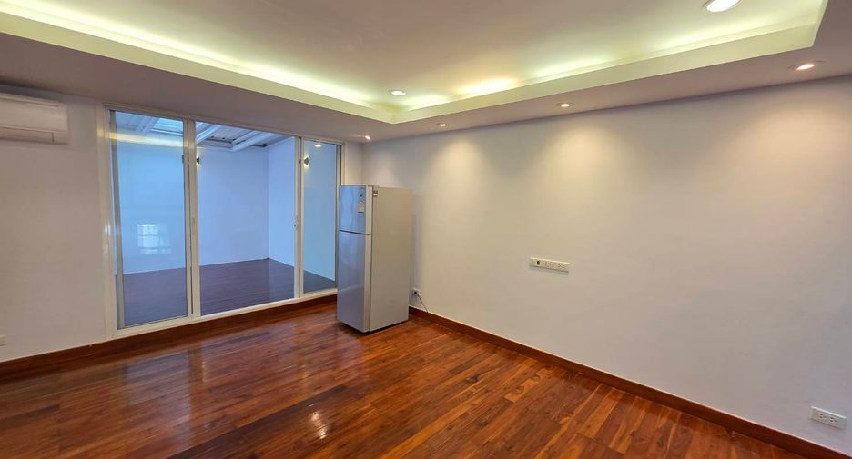For rent 3 bedrooms townhouse in Pathum Wan, Bangkok
