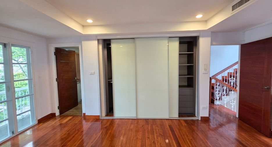 For rent 3 bedrooms townhouse in Pathum Wan, Bangkok
