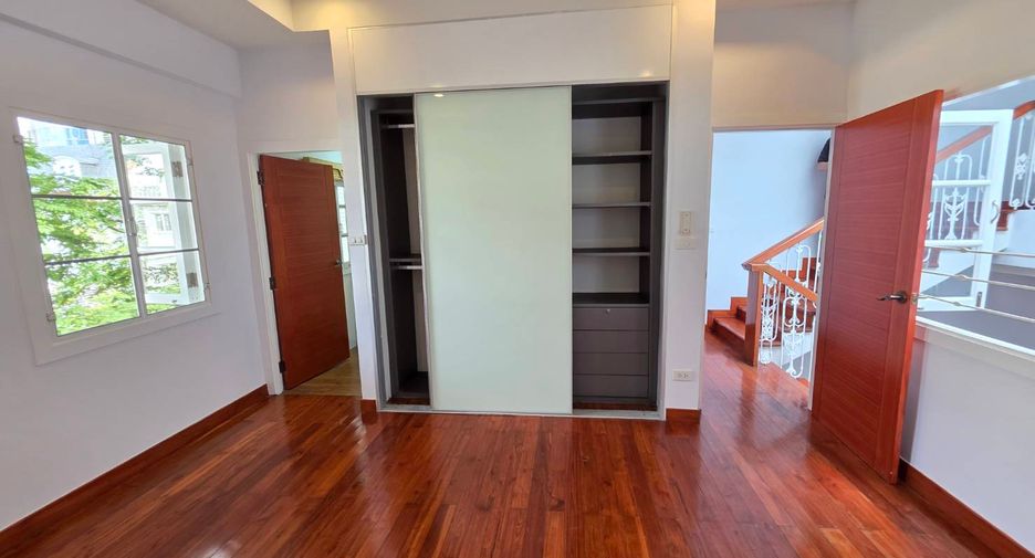 For rent 3 bedrooms townhouse in Pathum Wan, Bangkok