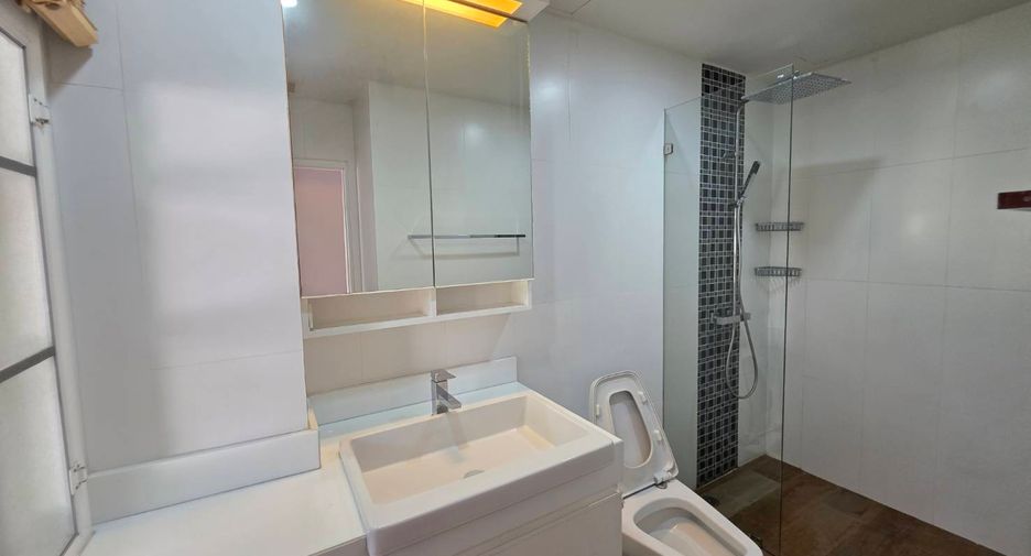 For rent 3 bedrooms townhouse in Pathum Wan, Bangkok