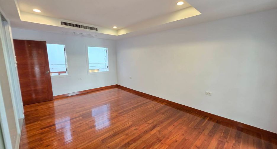 For rent 3 bedrooms townhouse in Pathum Wan, Bangkok
