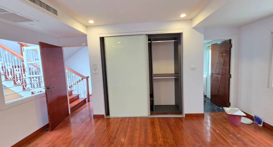 For rent 3 bedrooms townhouse in Pathum Wan, Bangkok