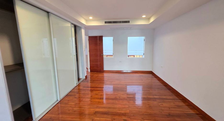 For rent 3 bedrooms townhouse in Pathum Wan, Bangkok