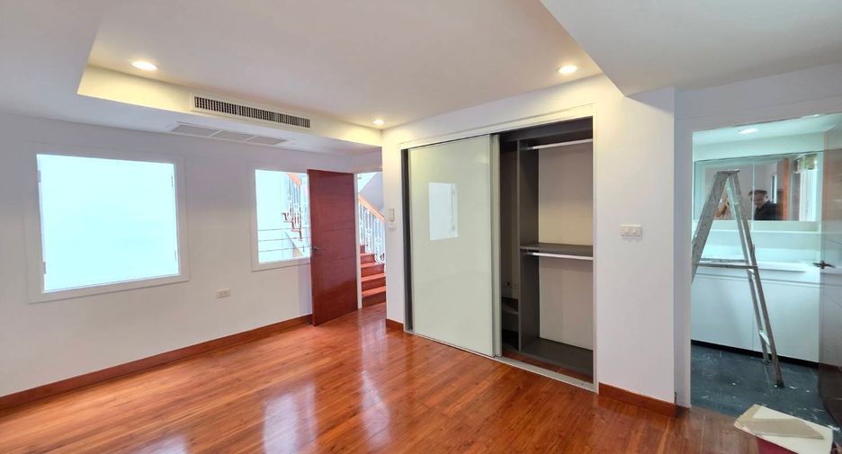 For rent 3 bedrooms townhouse in Pathum Wan, Bangkok