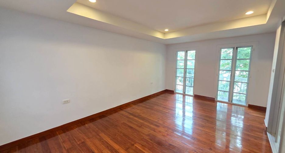 For rent 3 bedrooms townhouse in Pathum Wan, Bangkok