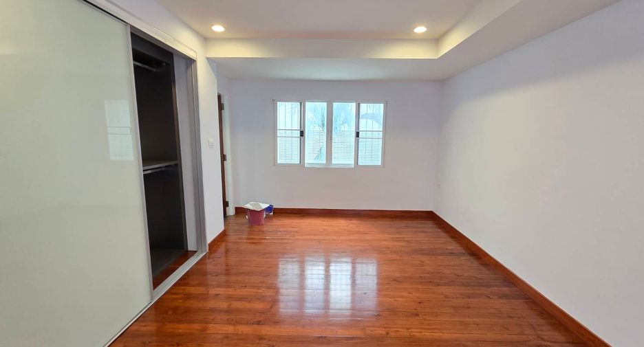 For rent 3 bedrooms townhouse in Pathum Wan, Bangkok