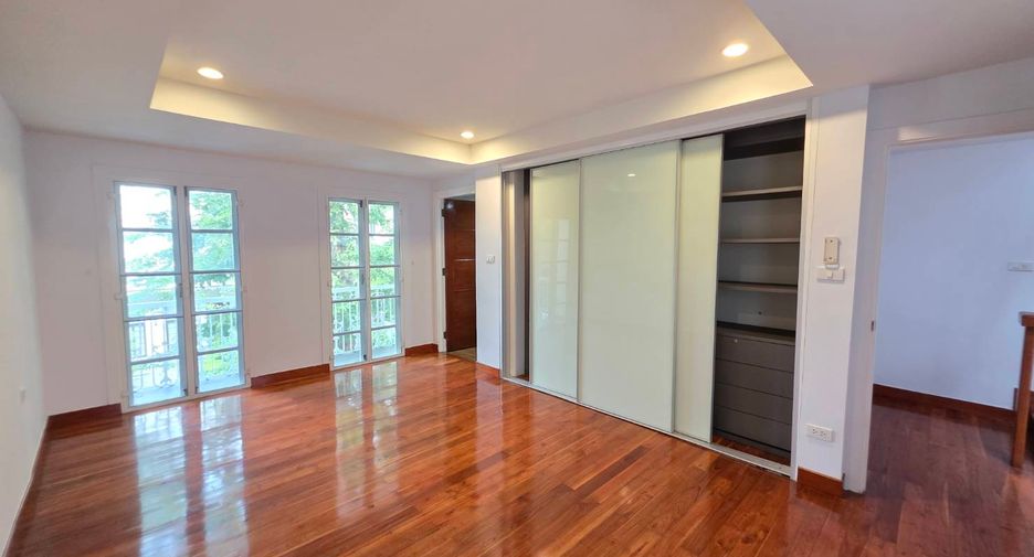 For rent 3 bedrooms townhouse in Pathum Wan, Bangkok