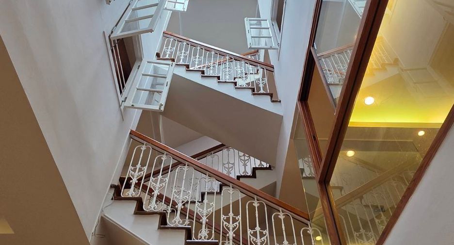 For rent 3 bedrooms townhouse in Pathum Wan, Bangkok