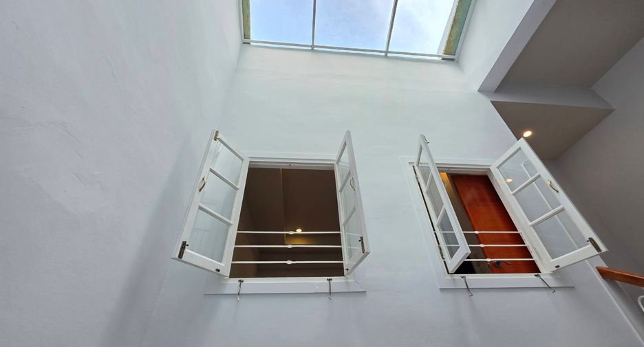 For rent 3 bedrooms townhouse in Pathum Wan, Bangkok