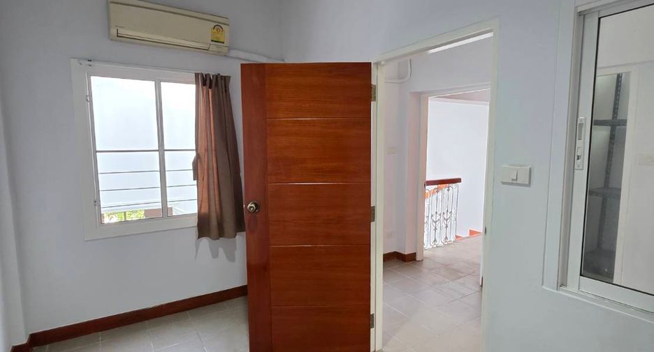 For rent 3 bedrooms townhouse in Pathum Wan, Bangkok