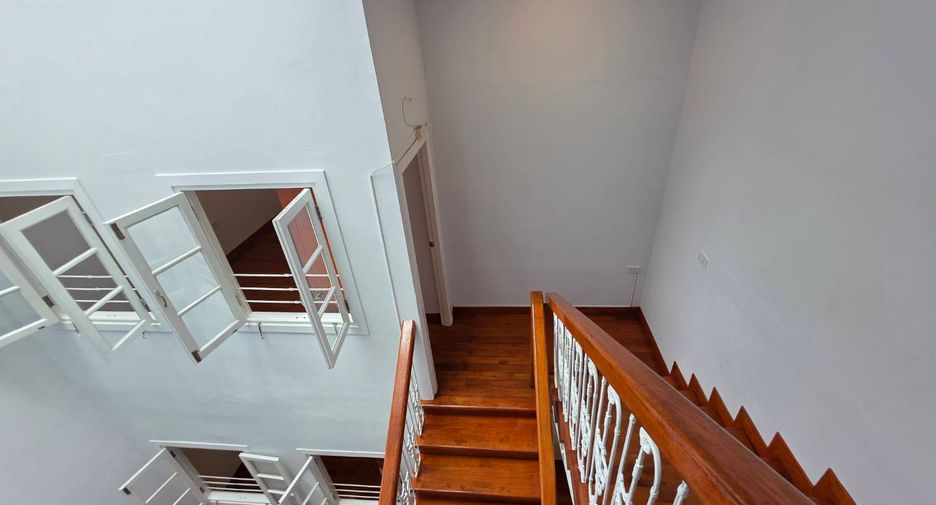 For rent 3 bedrooms townhouse in Pathum Wan, Bangkok