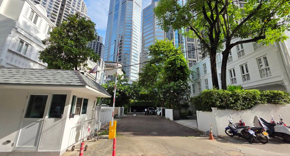 For rent 3 bedrooms townhouse in Pathum Wan, Bangkok