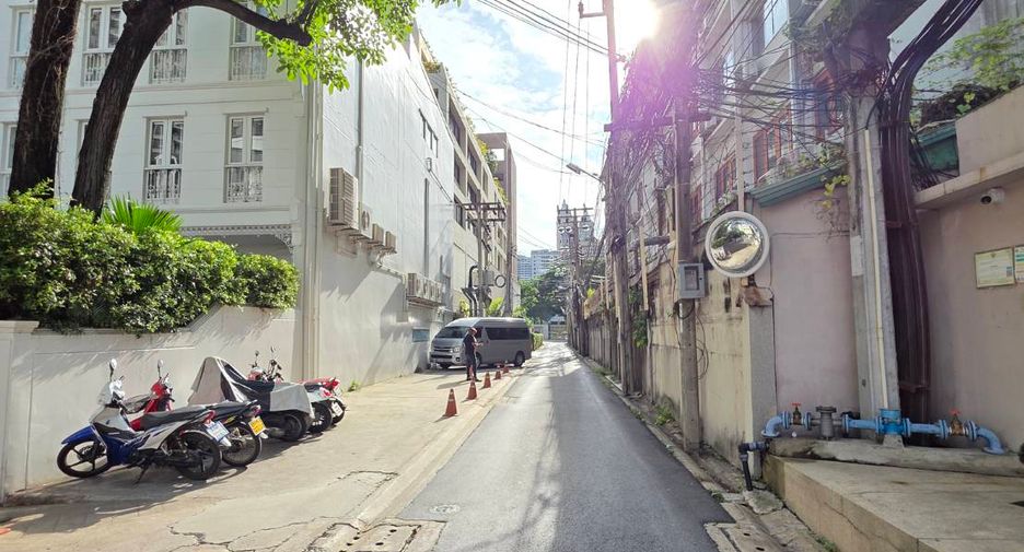 For rent 3 bedrooms townhouse in Pathum Wan, Bangkok
