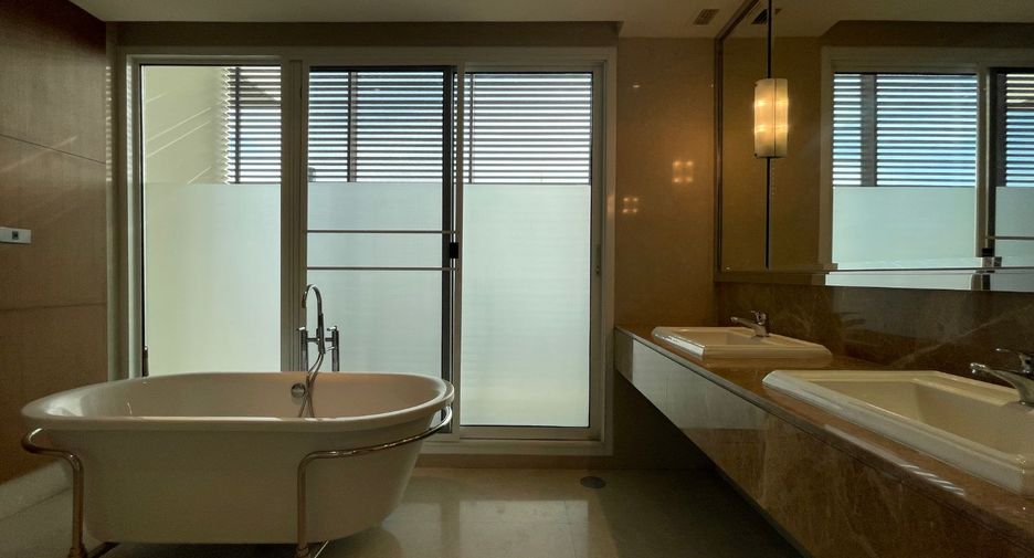 Condo en alquiler y en venta de 4 habitaciones en Khlong Toei, Bangkok