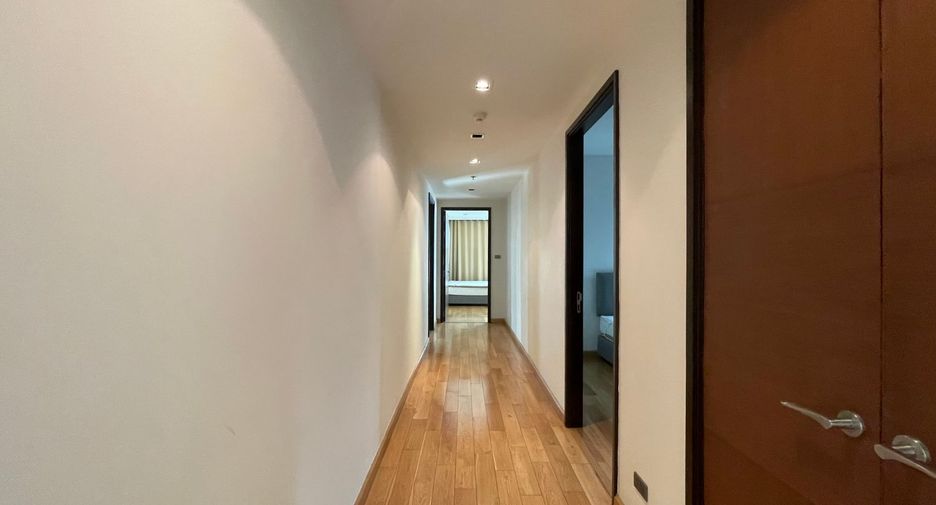 Condo en alquiler y en venta de 4 habitaciones en Khlong Toei, Bangkok