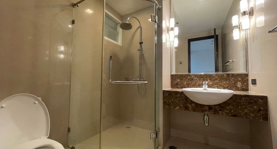 Condo en alquiler y en venta de 4 habitaciones en Khlong Toei, Bangkok