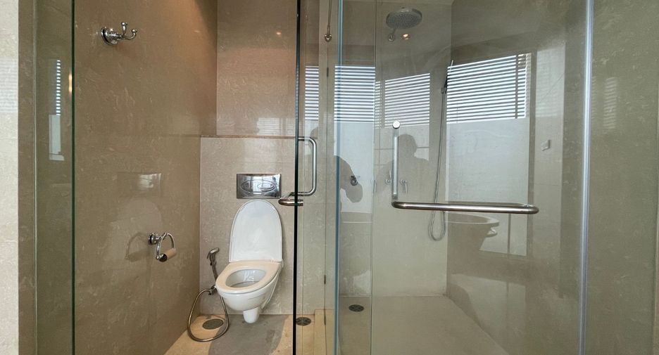 Condo en alquiler y en venta de 4 habitaciones en Khlong Toei, Bangkok