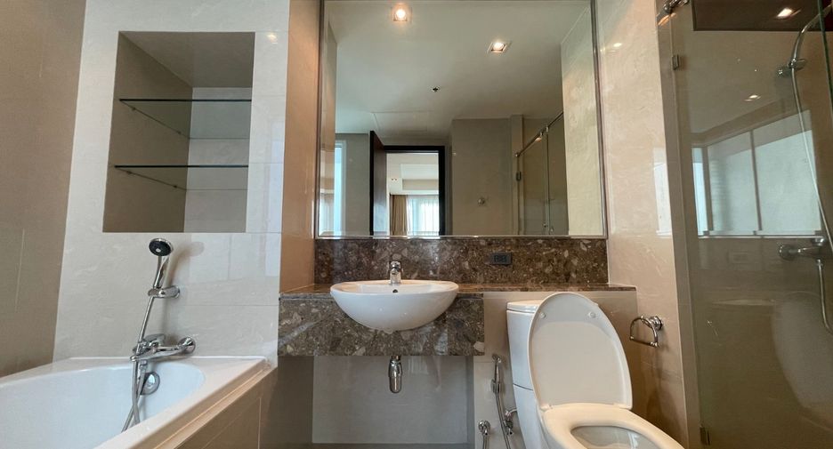 Condo en alquiler y en venta de 4 habitaciones en Khlong Toei, Bangkok