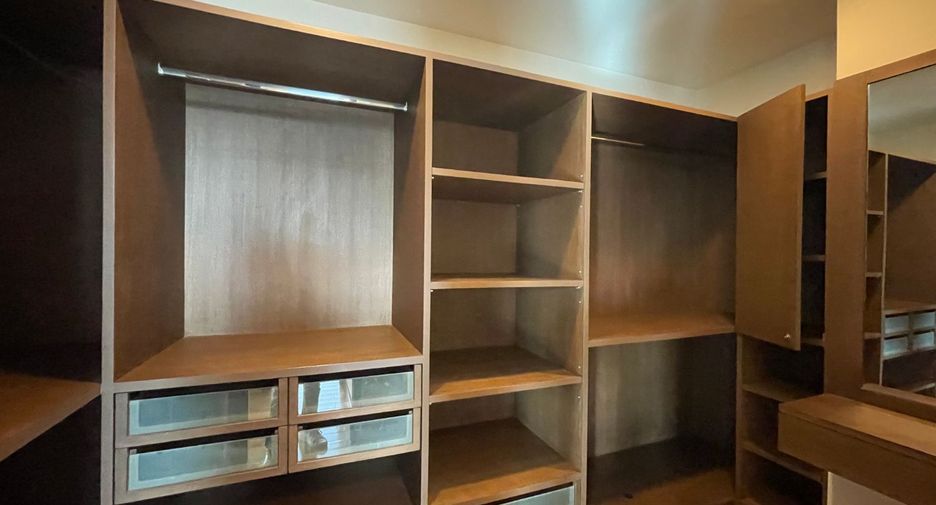 Condo en alquiler y en venta de 4 habitaciones en Khlong Toei, Bangkok