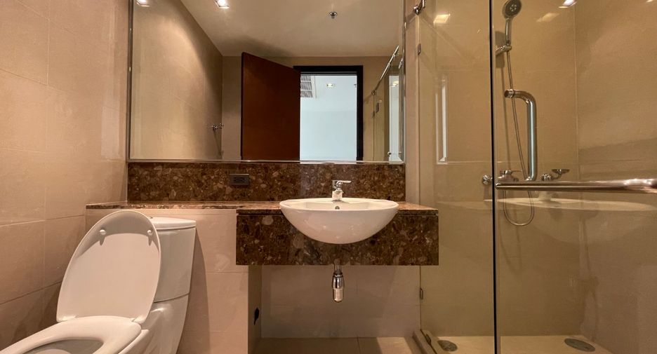 Condo en alquiler y en venta de 4 habitaciones en Khlong Toei, Bangkok