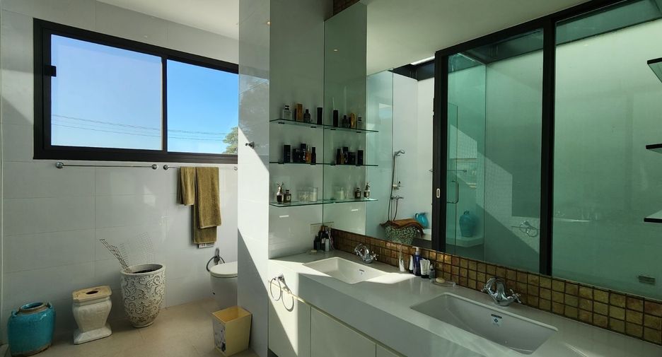 For sale 4 bedrooms house in Lat Krabang, Bangkok