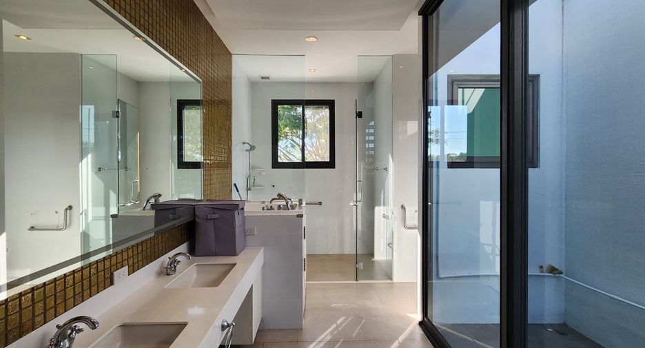 For sale 4 bedrooms house in Lat Krabang, Bangkok