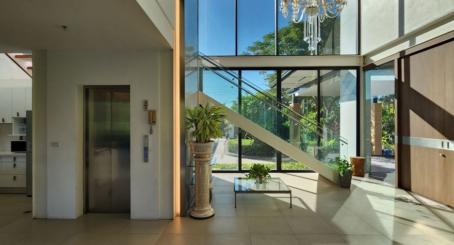 For sale 4 bedrooms house in Lat Krabang, Bangkok