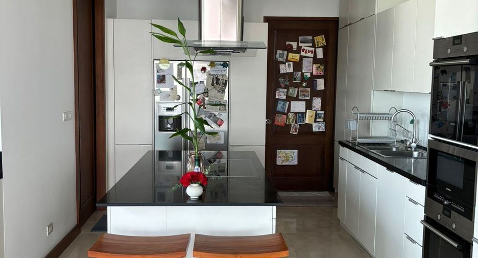 For sale 3 bedrooms condo in Watthana, Bangkok