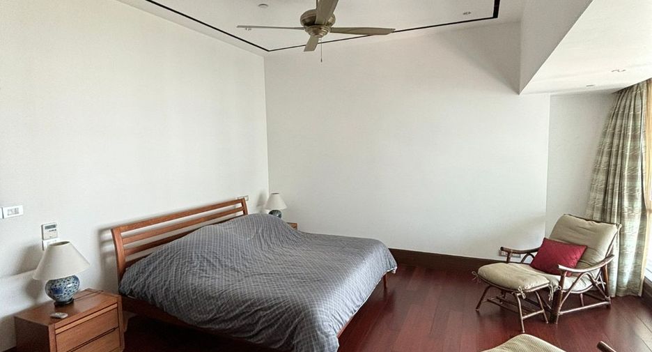For sale 3 bedrooms condo in Watthana, Bangkok