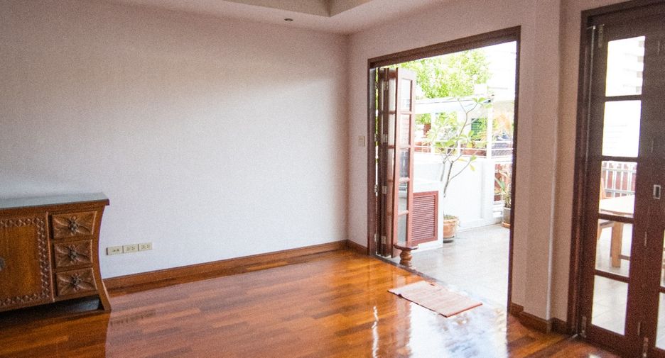 For sale 4 Beds apartment in Watthana, Bangkok