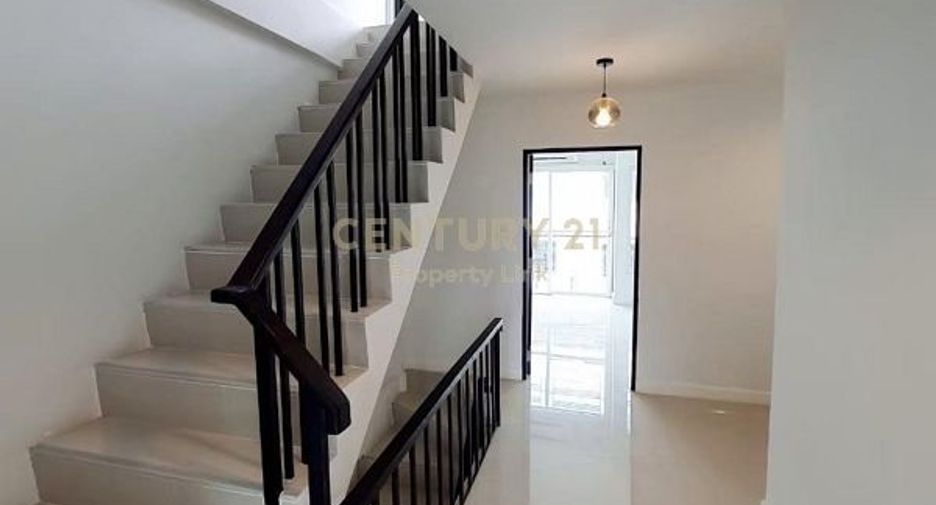 For rent 4 bedrooms townhouse in Watthana, Bangkok