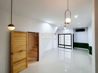 For rent 4 bedrooms townhouse in Watthana, Bangkok