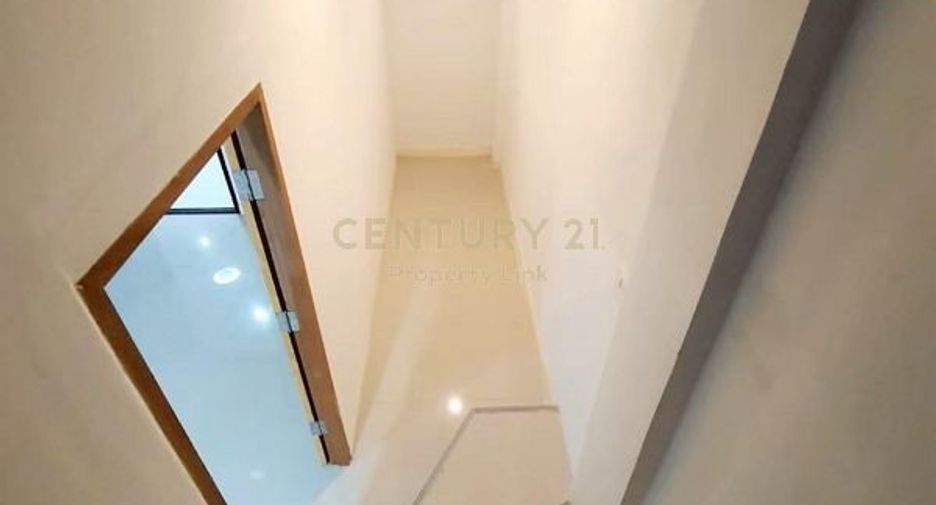 For rent 4 bedrooms townhouse in Watthana, Bangkok