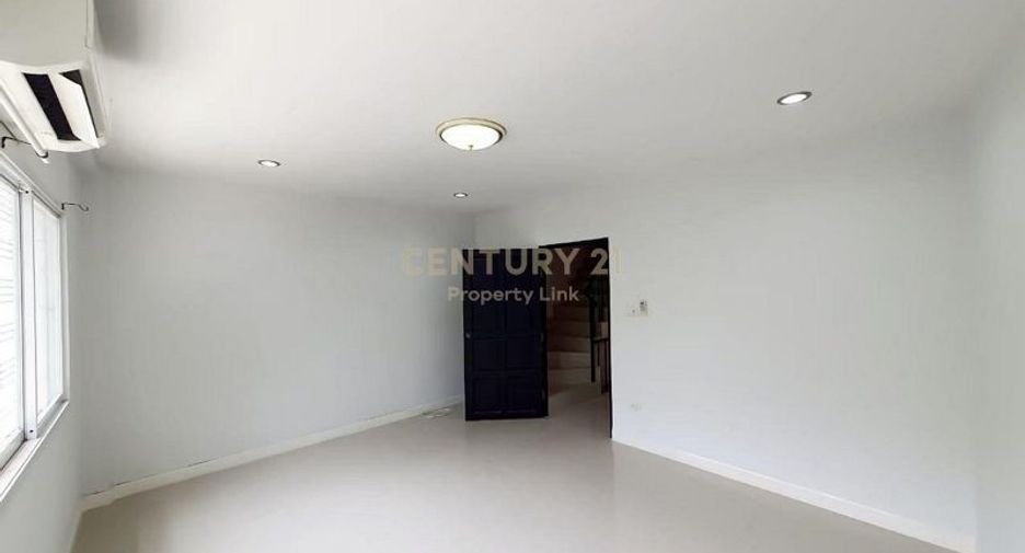 For rent 4 bedrooms townhouse in Watthana, Bangkok