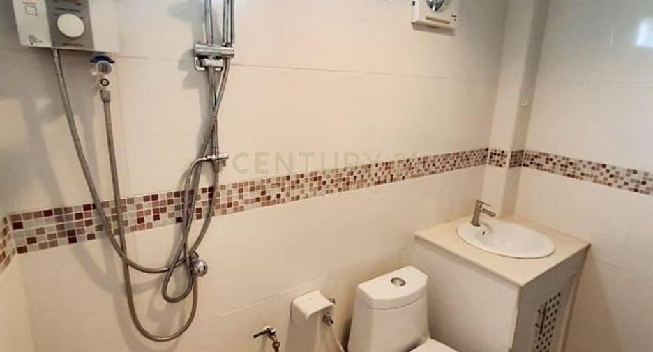 For rent 4 bedrooms townhouse in Watthana, Bangkok