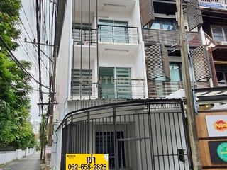 For rent 4 bedrooms townhouse in Watthana, Bangkok