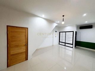 For rent 4 bedrooms townhouse in Watthana, Bangkok