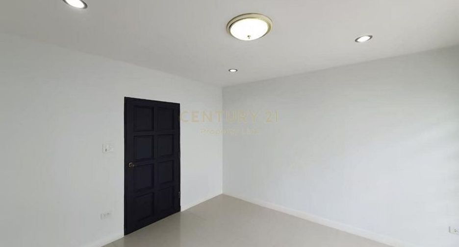 For rent 4 bedrooms townhouse in Watthana, Bangkok