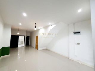 For rent 4 bedrooms townhouse in Watthana, Bangkok
