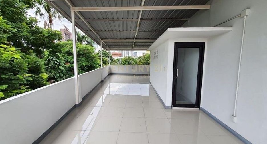For rent 4 bedrooms townhouse in Watthana, Bangkok