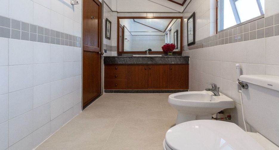 For rent 3 bedrooms house in Pathum Wan, Bangkok