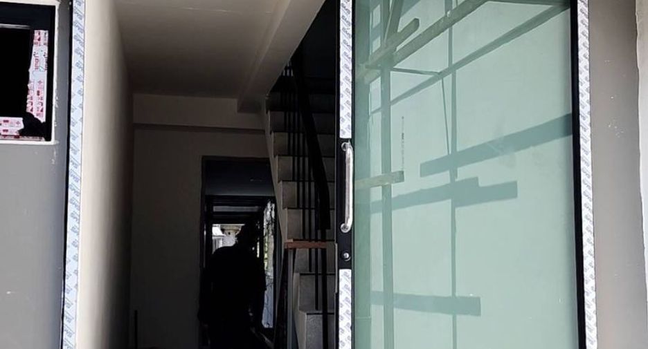 For rent 3 bedrooms townhouse in Watthana, Bangkok