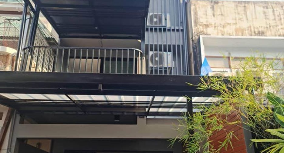 For rent 3 bedrooms townhouse in Watthana, Bangkok