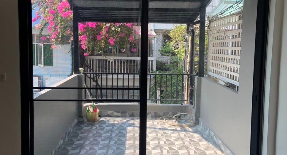 For rent 3 bedrooms townhouse in Watthana, Bangkok