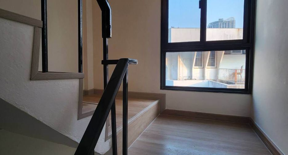 For rent 3 bedrooms townhouse in Watthana, Bangkok