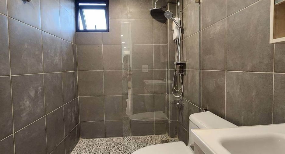 For rent 3 bedrooms townhouse in Watthana, Bangkok