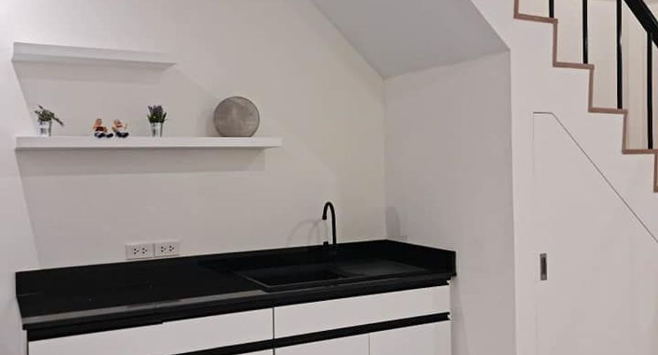 For rent 3 bedrooms townhouse in Watthana, Bangkok