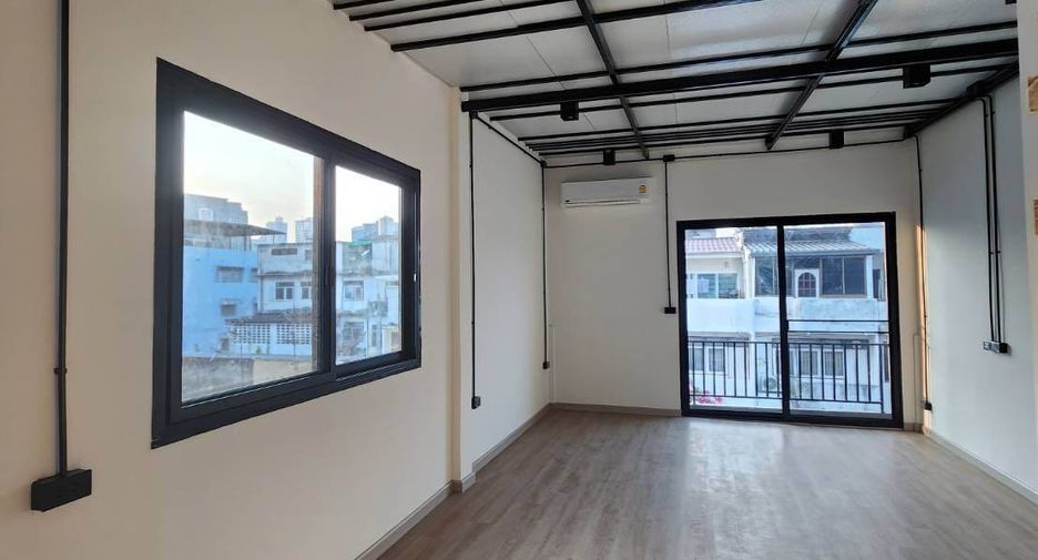 For rent 3 bedrooms townhouse in Watthana, Bangkok