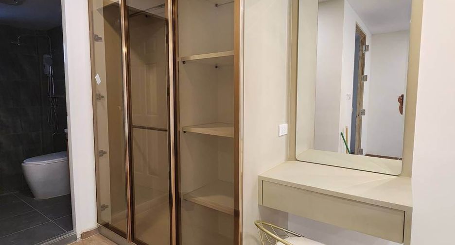 For rent 3 bedrooms townhouse in Watthana, Bangkok
