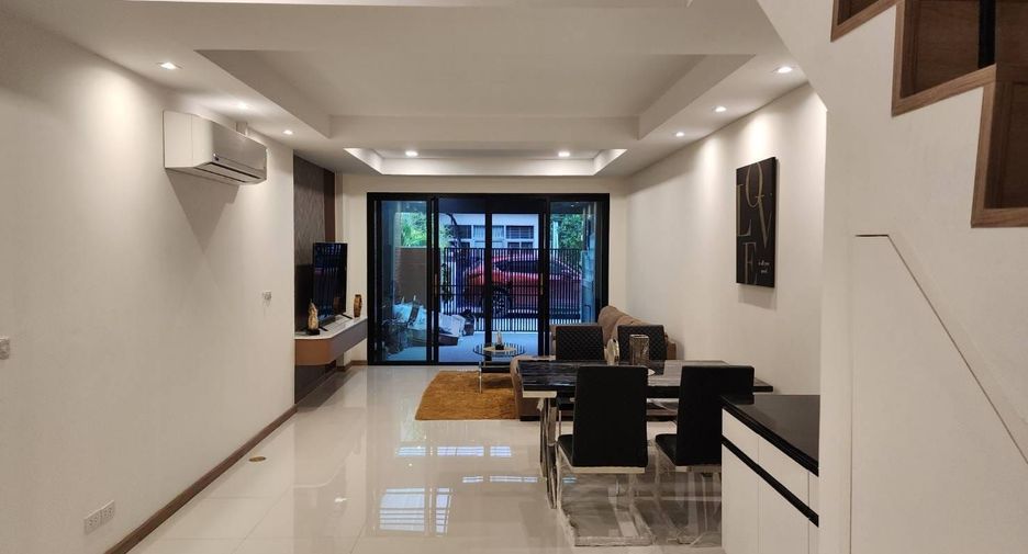 For rent 3 bedrooms townhouse in Watthana, Bangkok